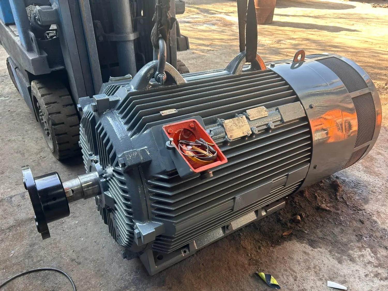 Motor eléctrico industrial de gran potencia listo para entrega